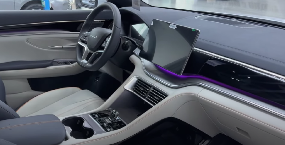 O painel do BYD Song Plus Premium conta com uma tela central giratória de 15 polegadas e um painel digital personalizável, oferecendo informações completas de navegação, consumo e modos de condução. A interface moderna e intuitiva permite ao motorista acessar facilmente recursos como configurações do veículo, câmeras 360° e monitoramento de energia em tempo real.