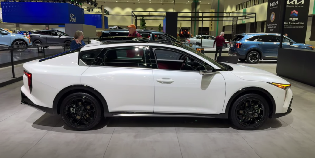 O Kia K4 está confirmado para chegar ao Brasil em 2025, importado diretamente do México.