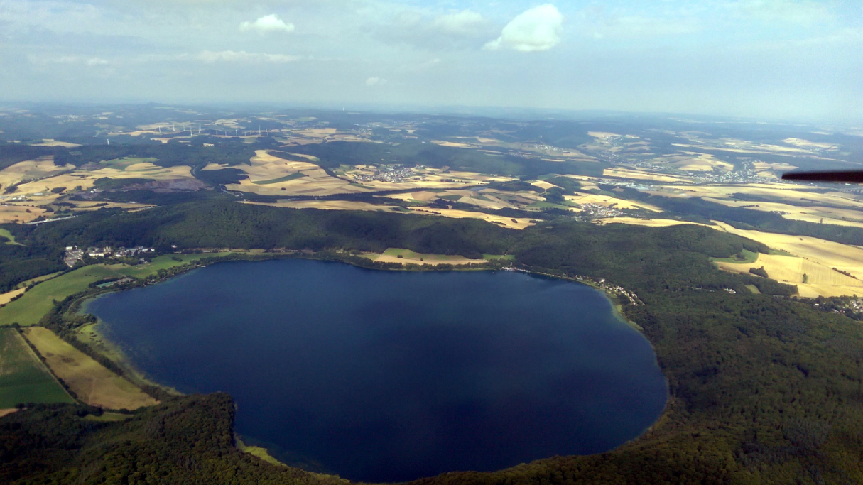 A cordilheira Eifel, na Alemanha, é uma região vulcânica com atividade que remonta a 700 mil anos, proporcionando um ambiente único para o estudo das safiras. Suas condições geológicas permitiram aos cientistas desvendar como o magma interage com a crosta terrestre para formar essas preciosas gemas.