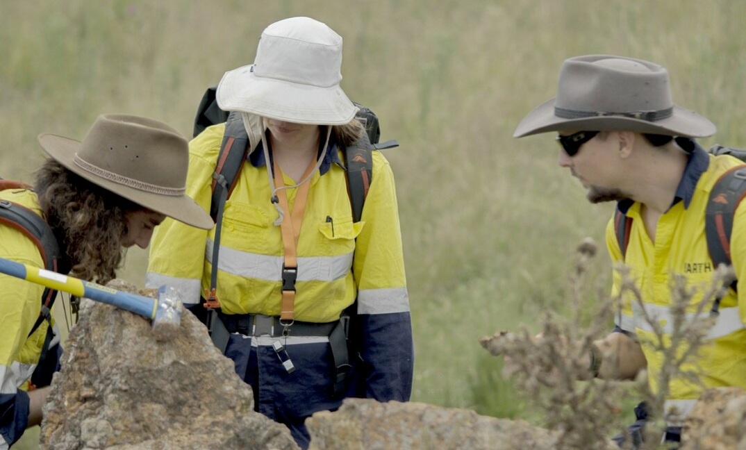 A Earth AI usou inteligência artificial para encontrar um lugar com sinais de ouro. Depois, perfuraram o solo e confirmaram que lá tem ouro em quantidade promissora.