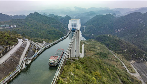 Foi construído um gigantesco elevador de navios que eleva embarcações por 100 metros, usando tecnologia avançada para superar o terreno montanhoso. A barragem foi projetada com técnicas modernas para garantir estabilidade e minimizar os impactos ambientais.