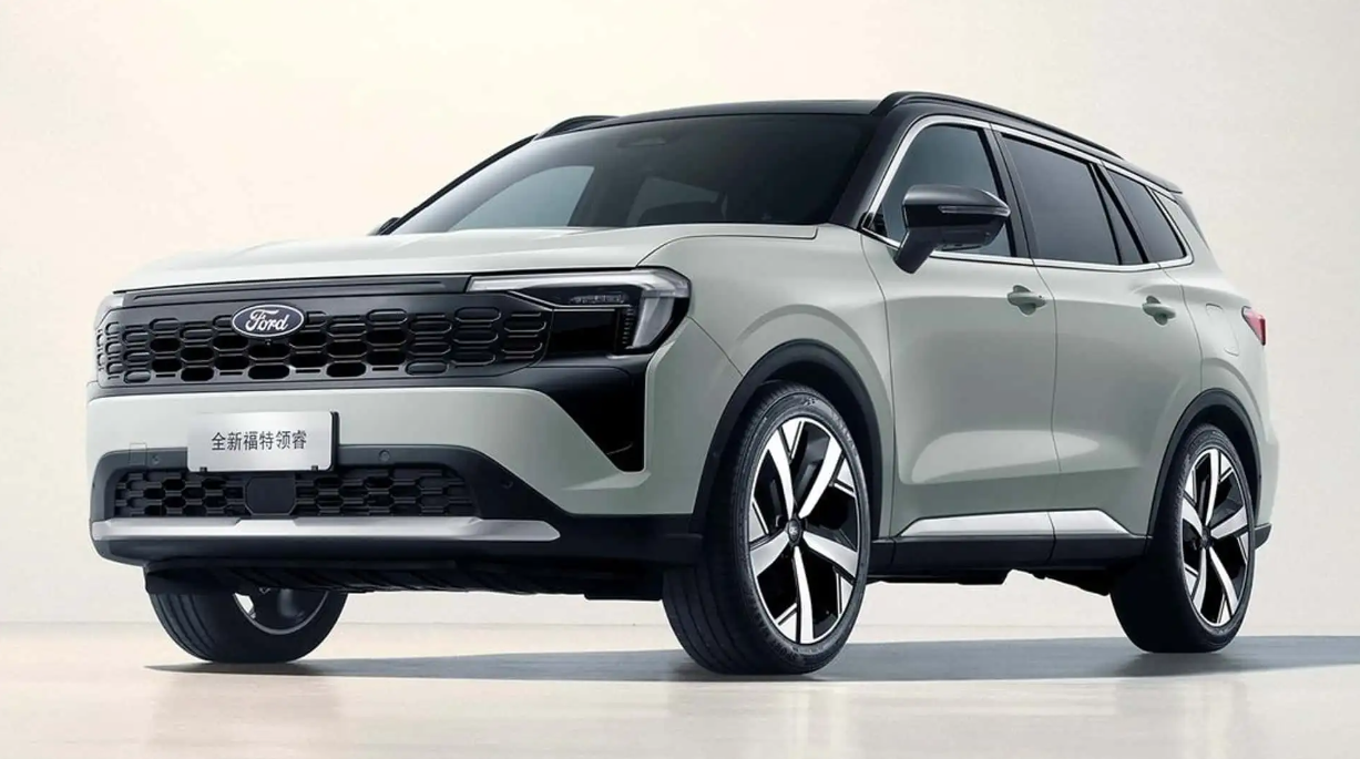 O Ford Territory reestilizado virá com duas opções de motor: o 1.5 turbo de 170 cv, perfeito para desempenho ágil, e a versão híbrida plug-in, que combina o motor a combustão com um elétrico, entregando 218 cv de potência combinada.