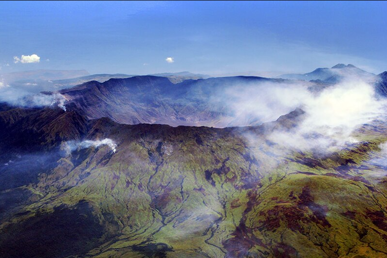 O Monte Tambora, na Indonésia, teve a maior erupção vulcânica já registrada, em 1815. Essa explosão foi tão poderosa que reduziu as temperaturas globais, causou fome no mundo todo e ficou conhecida como o "ano sem verão".