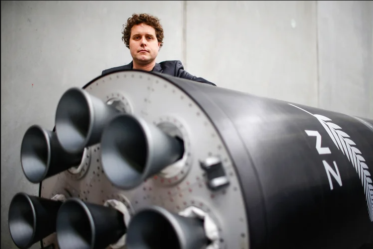 A Rocket Lab é uma empresa aeroespacial criada por Peter Beck, focada em lançar pequenos satélites com eficiência e baixo custo. Ela é conhecida por seus foguetes inovadores, como o Electron, e já é uma das maiores do setor, competindo diretamente com gigantes como a SpaceX.