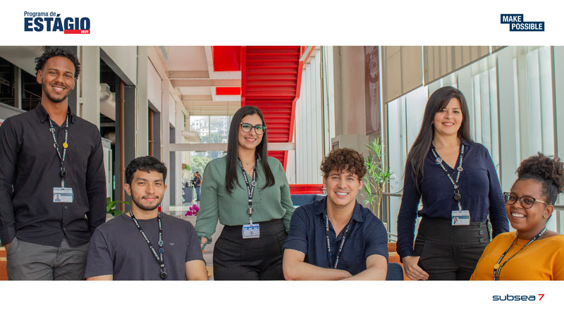 Jovens estagiários do Programa de Estágio Subsea7 2025 reunidos em ambiente corporativo moderno. Imagem: Imprensa Subsea7