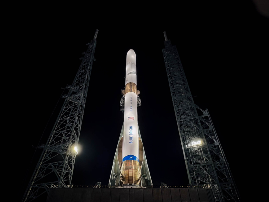 O New Glenn é um foguete gigante da Blue Origin, com 98 metros de altura, capaz de levar cargas enormes para o espaço. Ele foi projetado para ser reutilizável, o que ajuda a reduzir custos e torná-lo competitivo com os foguetes da SpaceX.