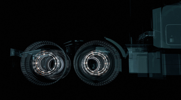 O novo motor em forma de donut é instalado diretamente nas rodas, eliminando a necessidade de um motor central e de componentes como a transmissão e os semi-eixos. Isso deixa o veículo mais leve, melhora o desempenho e permite maior autonomia. Além disso, libera espaço interno para designs mais confortáveis e futuristas, tornando os carros elétricos mais eficientes e acessíveis.