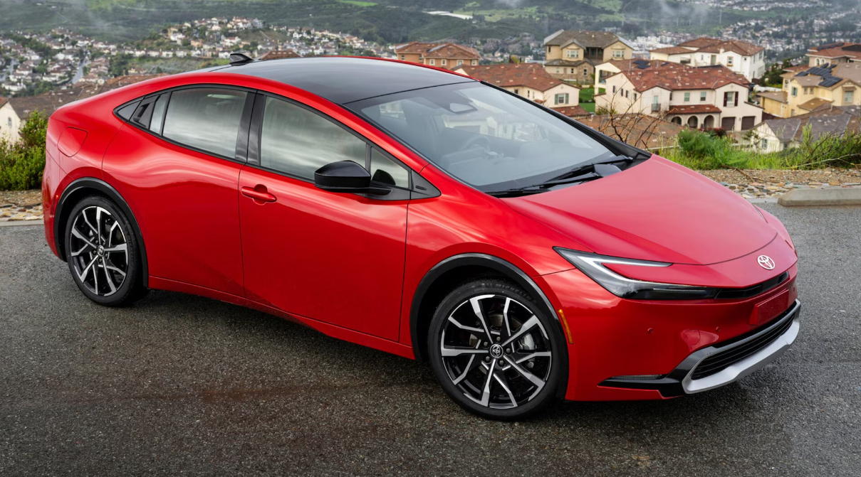 O Toyota Prius foi o pioneiro dos carros híbridos e ainda é o símbolo dessa tecnologia. Ele conquistou o mercado japonês com sua eficiência, confiabilidade e inovação, liderando as vendas por décadas.