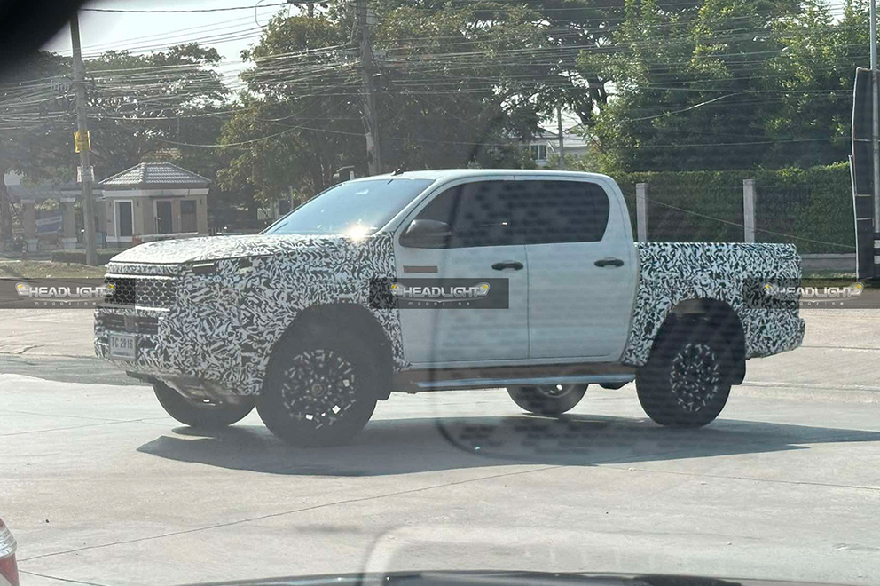 A nova Toyota Hilux 2026 ganhou um design mais moderno, com faróis mais finos, grades redesenhadas e iluminação full-LED. Além disso, agora tem direção elétrica e motor híbrido leve para melhorar o desempenho e reduzir o consumo.