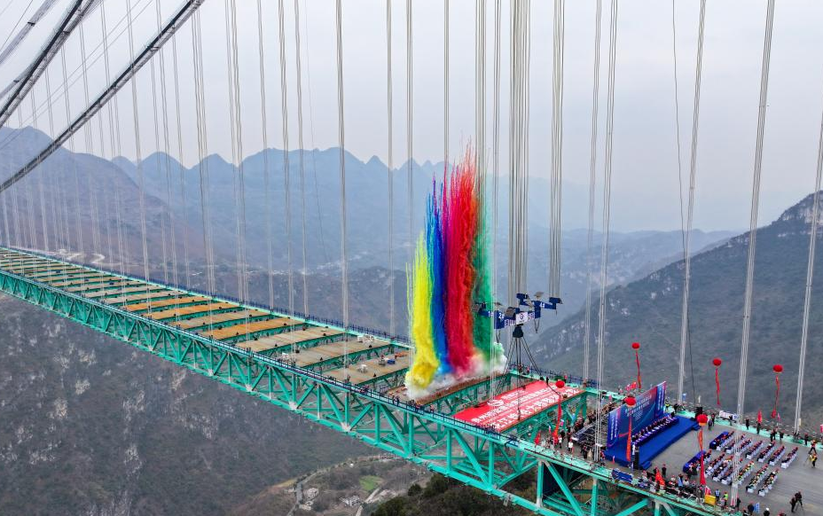 A China concluiu a estrutura principal da Ponte Huajiang Grand Canyon, que será a ponte mais alta do mundo. Agora, faltam apenas os retoques finais para que ela seja aberta ao tráfego.