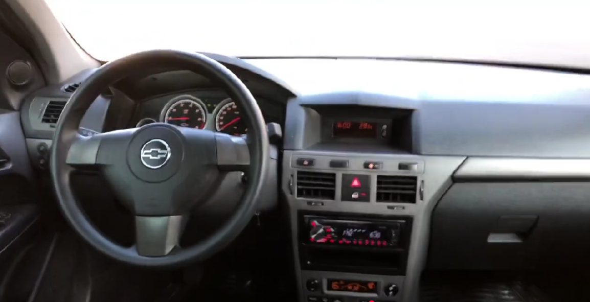 O painel do Chevrolet Vectra GT é moderno para a época, com acabamento bem feito e fácil de usar. Ele traz informações claras e tem um visual que combina com o estilo esportivo do carro.