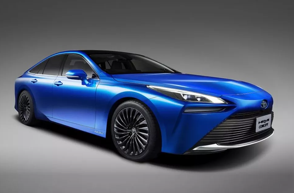 O Toyota Mirai é um carro movido a hidrogênio que promete ser mais limpo, emitindo apenas vapor d’água. Apesar de inovador, enfrenta desafios como preço alto e falta de postos para abastecer.