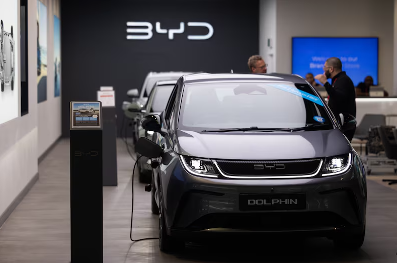 A BYD é uma marca chinesa que está liderando as vendas de carros importados no Brasil. Em 2024, ela dominou o mercado com 73,3% das vendas, graças aos seus modelos elétricos modernos e tecnológicos.