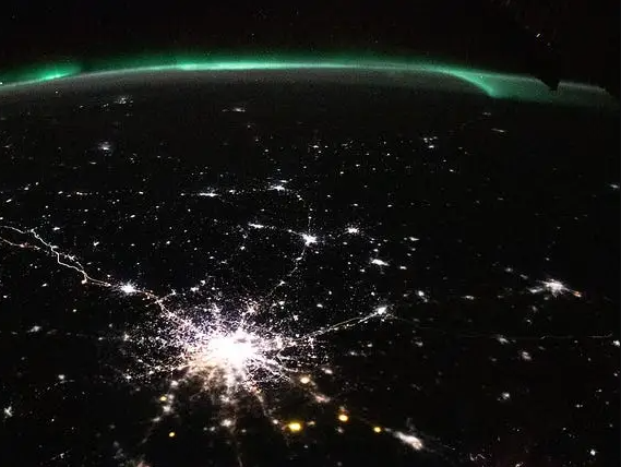 Além da diminuição na iluminação, as imagens sugerem que áreas nos subúrbios de Moscou estão enfrentando cortes de energia ou redução significativa na infraestrutura ativa. Isso pode refletir uma queda no nível de vida e na movimentação econômica da região.