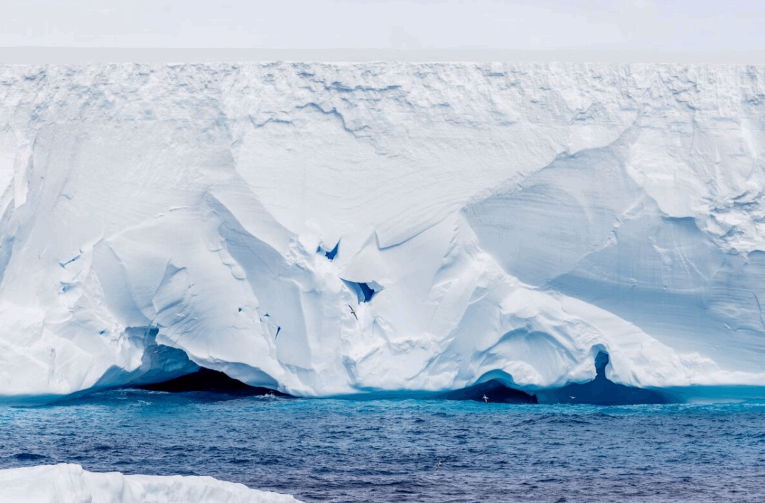 O A23a é considerado o maior iceberg do mundo porque tem uma área de 3.500 km², maior que muitas cidades e até alguns países pequenos. Ele é gigantesco, formado há décadas, e sobreviveu até hoje, mesmo se fragmentando aos poucos.