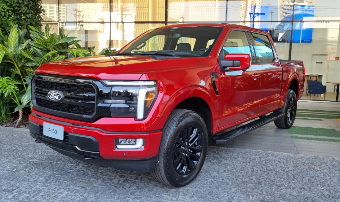 A Ford F-150 2025 já está disponível no Brasil, com as primeiras unidades entregues entre outubro e novembro de 2024.
