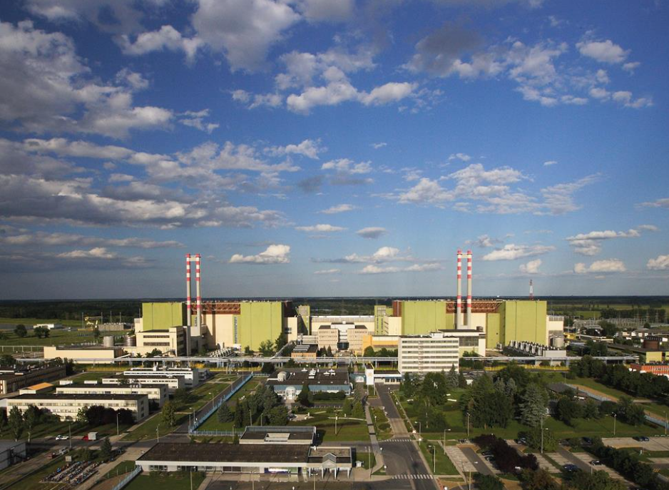 A planta Paks 2, na Hungria, é um dos grandes projetos nucleares liderados pela Rússia para expandir sua influência energética. Com dois novos reatores em construção pela Rosatom, ela vai dobrar a capacidade de geração nuclear do país.