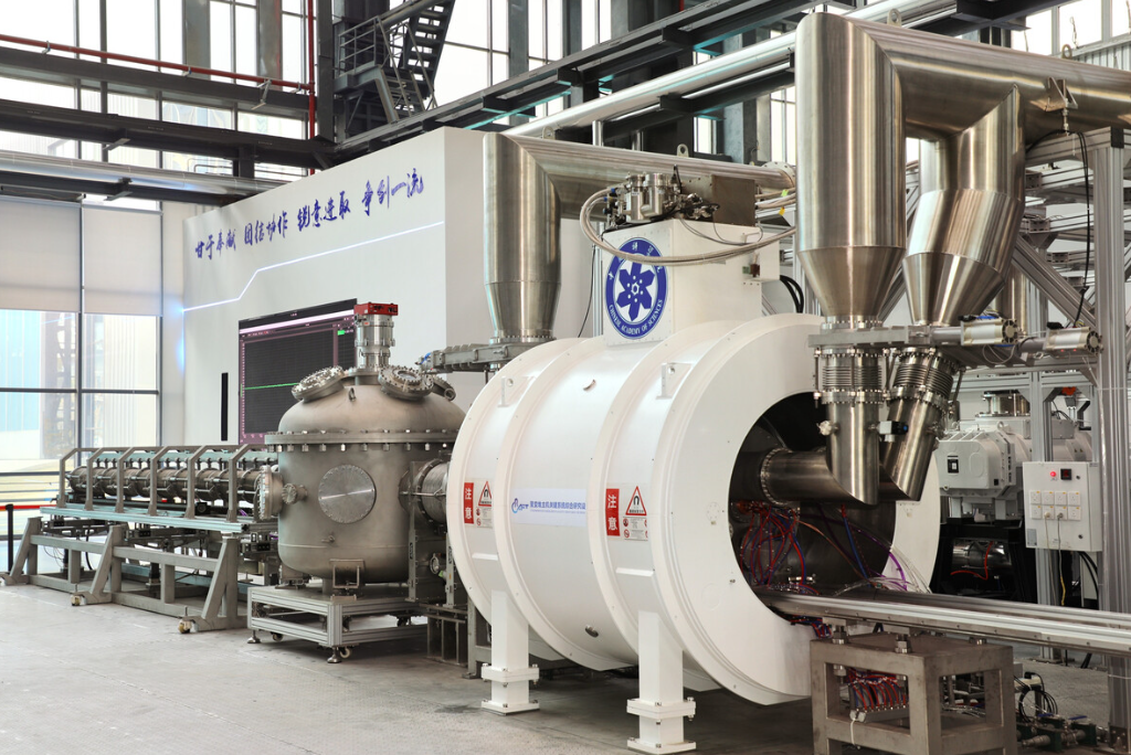 A fusão nuclear funciona ao unir átomos leves, como os de hidrogênio, liberando uma quantidade enorme de energia, igual ao que acontece no Sol. Diferente da energia nuclear tradicional, ela não gera resíduos radioativos perigosos nem depende de combustíveis poluentes, como o carvão ou petróleo. Essa energia poderia alimentar cidades inteiras de forma sustentável, com pouca matéria-prima e praticamente sem impacto ambiental!