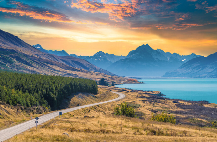 A Nova Zelândia é um país conhecido por suas paisagens incríveis, com montanhas, praias e lagos de tirar o fôlego. É um destino tranquilo, seguro e perfeito para quem busca qualidade de vida e conexão com a natureza.