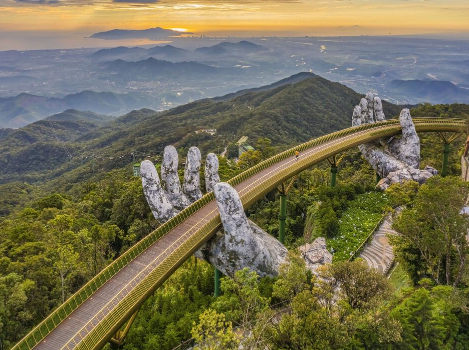 A construção da Ponte Dourada começou em julho de 2017 e foi concluída rapidamente, sendo inaugurada oficialmente em junho de 2018.