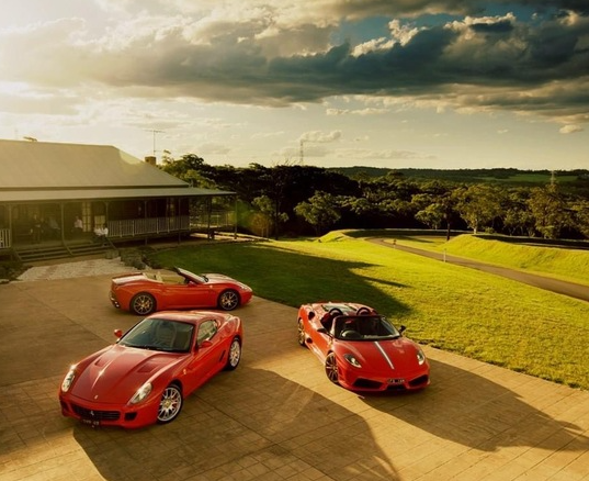 Dean Wills tinha uma coleção de supercarros impressionante, incluindo um McLaren F1, o único vendido oficialmente na Austrália. Além dele, sua garagem abrigava diversas Ferraris, Lamborghinis e Porsches, prontos para acelerar no circuito particular.