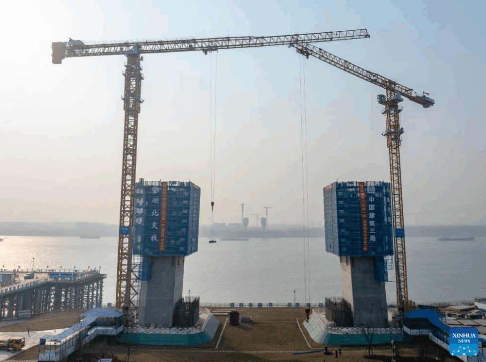 A nova plataforma inteligente leve é uma tecnologia que torna a construção de pontes mais rápida e segura. Ela combina inovação e eficiência para levantar estruturas enormes com precisão.