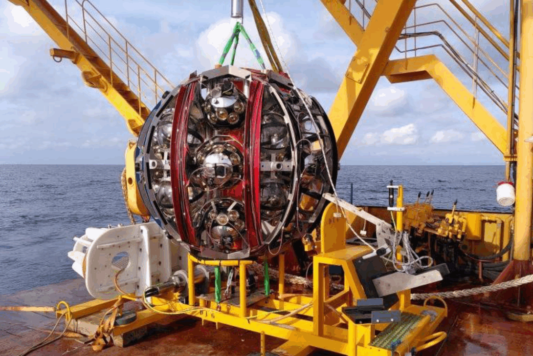No fundo do mar Mediterrâneo, cientistas construíram um telescópio subaquático gigante para estudar partículas cósmicas que atravessam o universo. Esse equipamento impressionante usa a escuridão e a tranquilidade do oceano para capturar sinais que ajudam a entender os mistérios do cosmos.