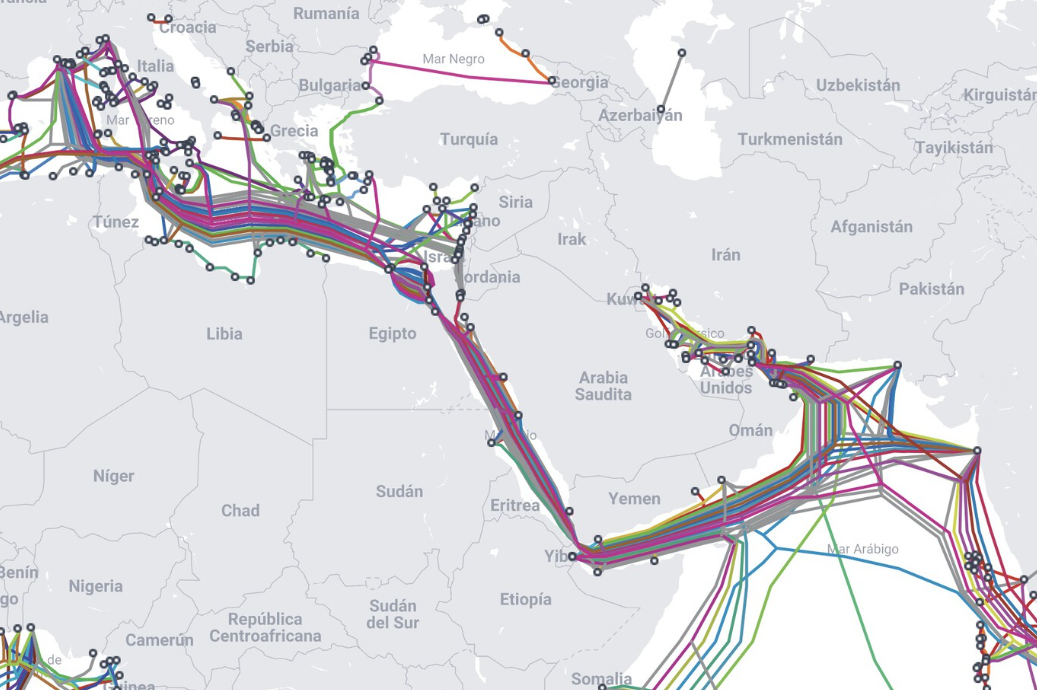 A imagem mostra uma complexa rede de cabos submarinos que conectam diversas regiões, especialmente na área do Mar Mediterrâneo, Canal de Suez e Mar Vermelho. Essa área é um dos principais corredores de telecomunicação do mundo, interligando continentes como Europa, África e Ásia.