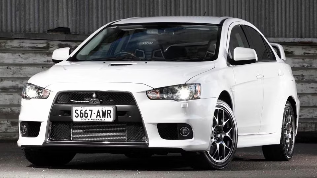Mitsubishi Lancer, desempenho, direção precisa e design imponente, com motor de 160 cv, para quem busca um carro com conforto e potência.