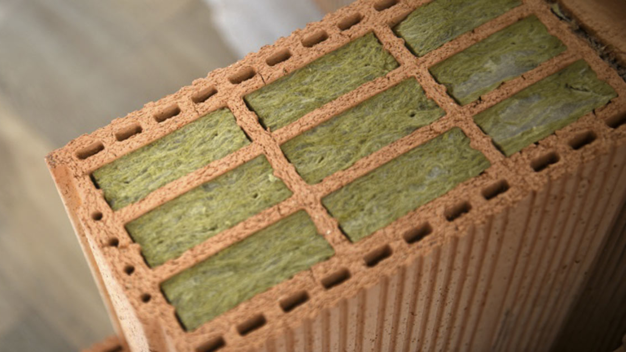 ISObric é o primeiro tijolo de terracota com capa isolante, proporcionando isolamento térmico de alta performance e atendendo ao regulamento RE2020.