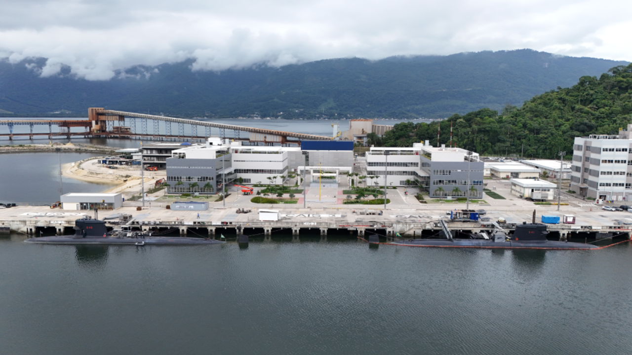 Marinha do Brasil inaugura novo comando na Base de Submarinos da Ilha da Madeira. Iniciativa faz parte da PROSUB e visa fortalecer a defesa naval brasileira, sem precisar depender de outros países para isso