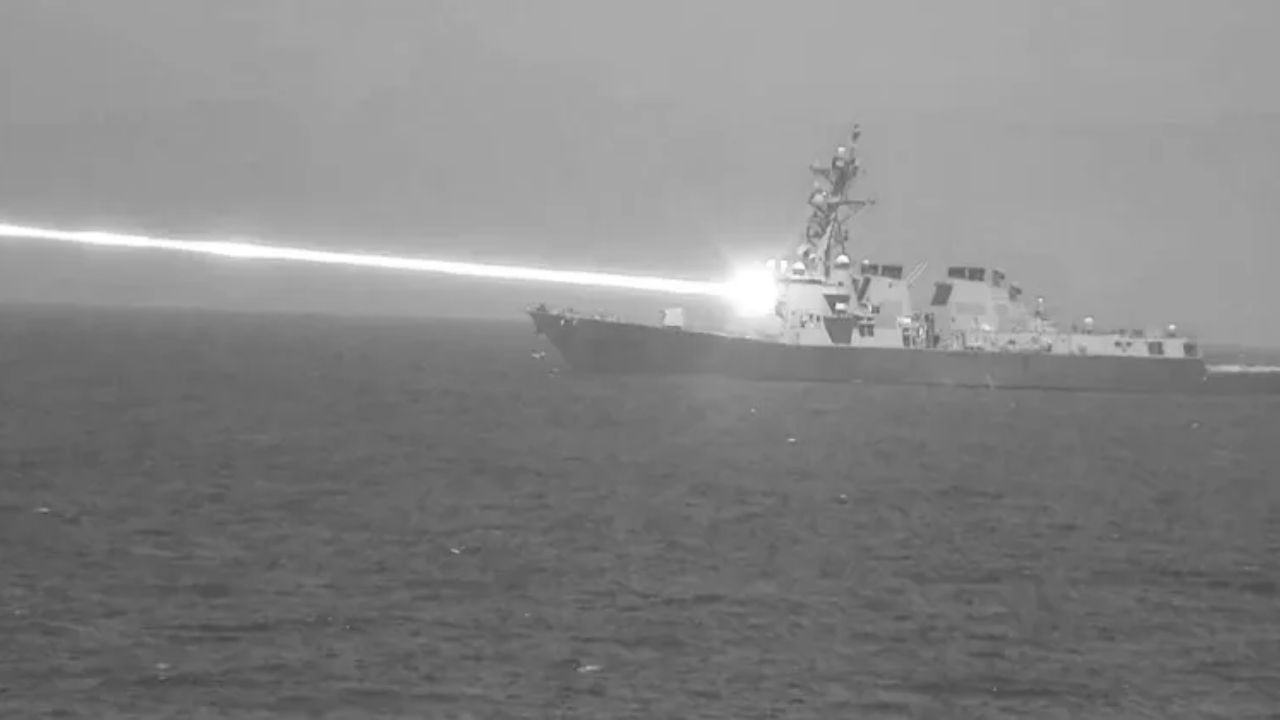 Marinha dos EUA impressiona o mundo ao disparar laser futurista HELIOS e destruir drone em teste real!