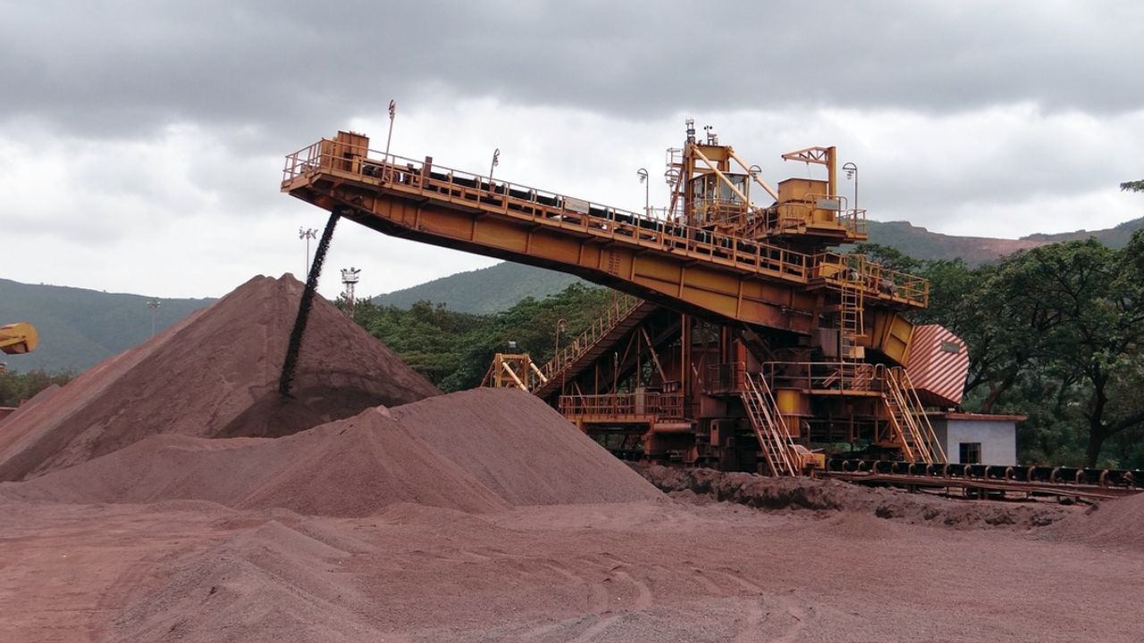 Minério de ferro em queda! Tarifas e tensões comerciais abalam o mercado global