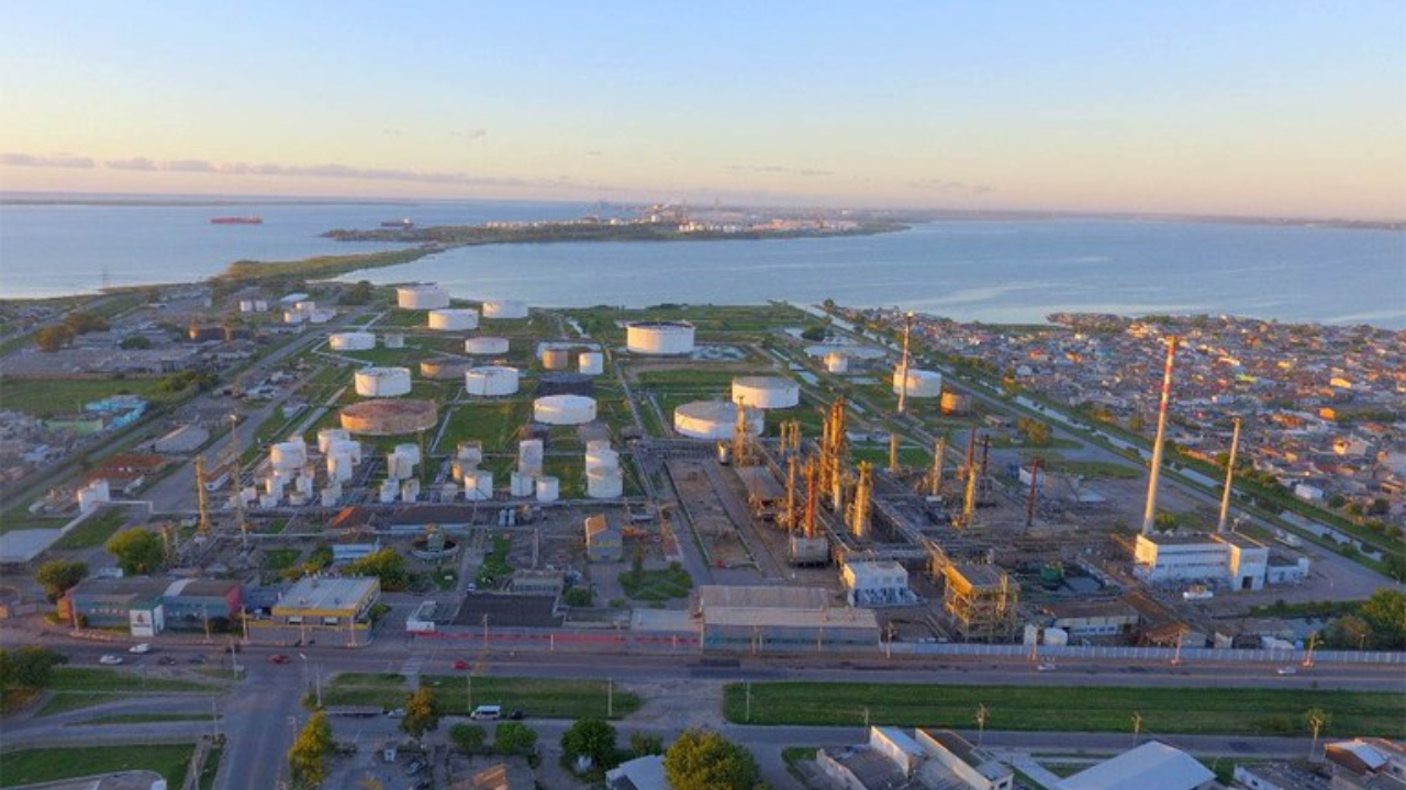 O Presidente da República assina contratos para ampliar a frota da Petrobras no RS, revitalizando a indústria naval brasileira.