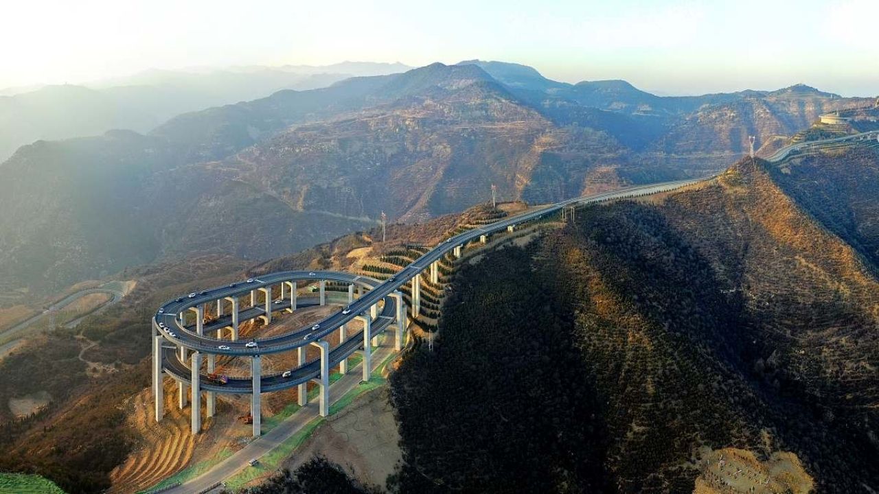 Viaduto em espiral de 3 andares na China desafia motoristas a enfrentarem curvas vertiginosas a 350 metros de altura!