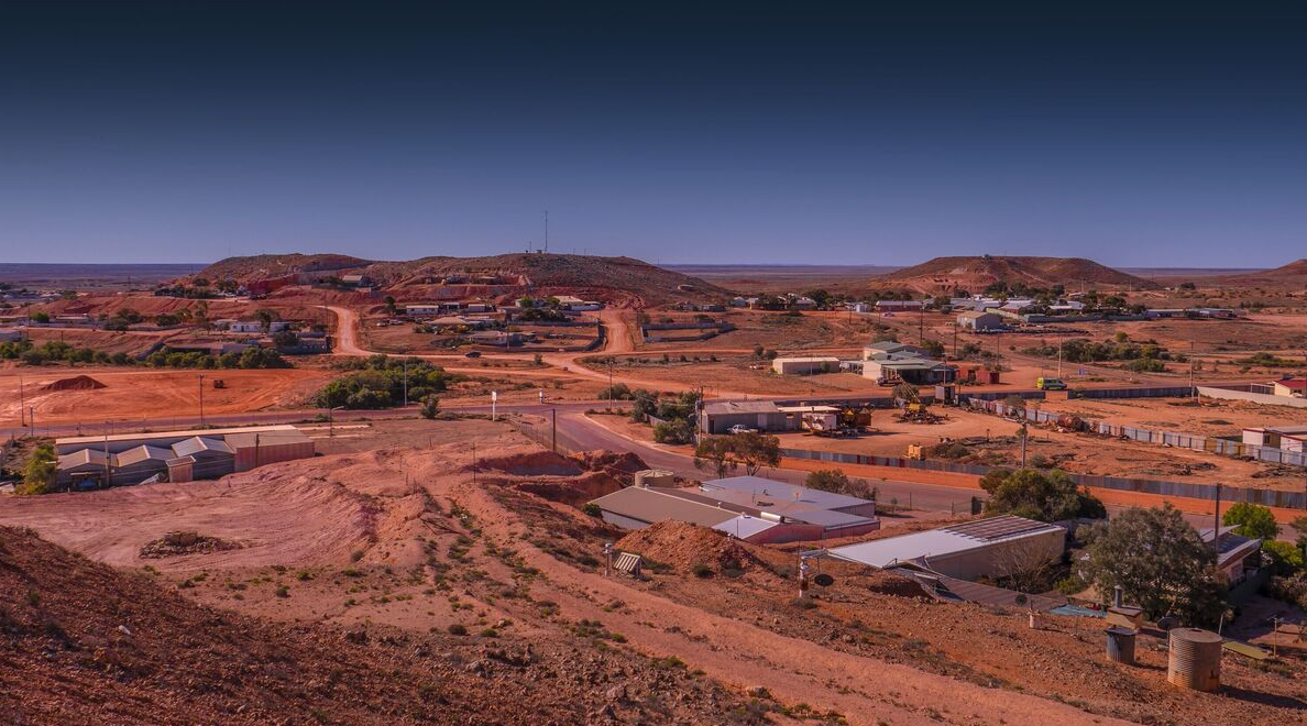 Coober Pedy fica na Austrália, no meio do deserto do estado da Austrália do Sul. É uma cidade isolada, longe das grandes cidades, e conhecida como a "Capital Mundial da Opala".