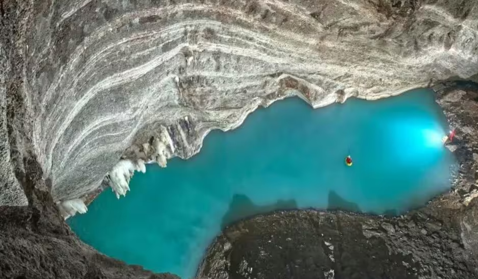 O lago Neuron é o maior lago subterrâneo porque tem 454 pés de comprimento (138 metros) e 138 pés de profundidade (42 metros), superando qualquer outro lago termal já registrado. Além disso, ele está escondido dentro de uma enorme caverna na Albânia, algo nunca visto antes!