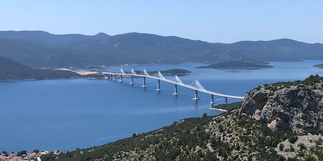 A Ponte Pelješac, com 2,4 km de extensão, conecta o sul da Croácia sem precisar passar pela Bósnia. Construída por uma empresa chinesa com dinheiro da União Europeia, ela melhorou o transporte e gerou um debate geopolítico.