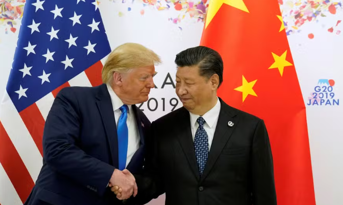 Imagine uma loja nos EUA que fabrica carteiras de couro e precisa importar couro e ímãs da China. Com as novas tarifas, esses materiais ficaram muito mais caros, forçando a loja a aumentar os preços das carteiras – mas, com isso, os clientes pararam de comprar, e a empresa começou a perder dinheiro.