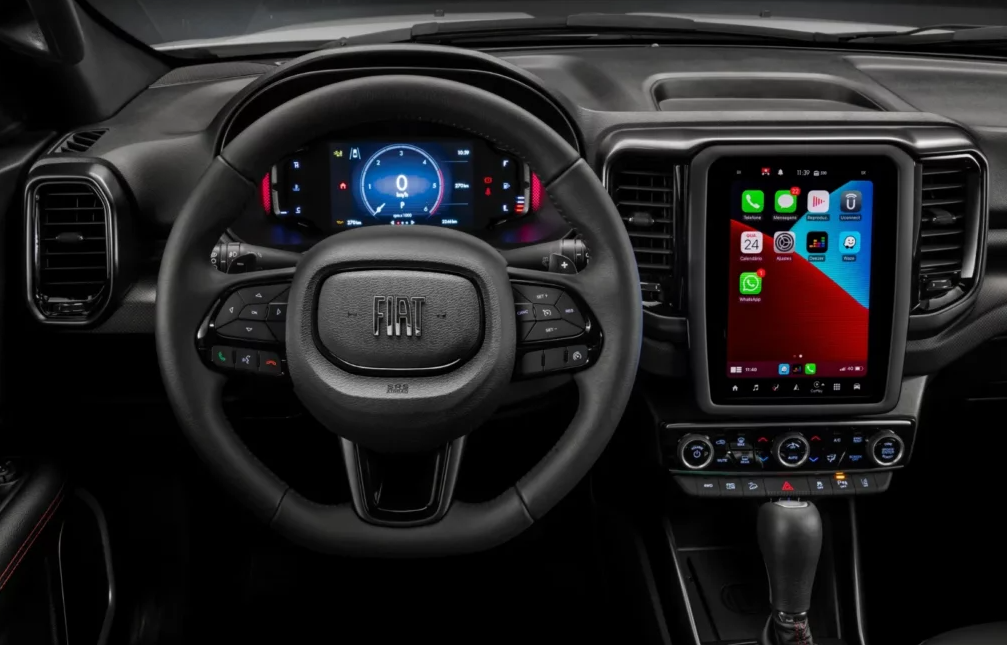 O painel da Fiat Toro 2025 é totalmente digital, trazendo uma tela moderna e personalizável que exibe as informações de condução de forma clara. Além disso, conta com uma central multimídia grande, compatível com Android Auto e Apple CarPlay, e botões físicos para facilitar o uso durante a direção.