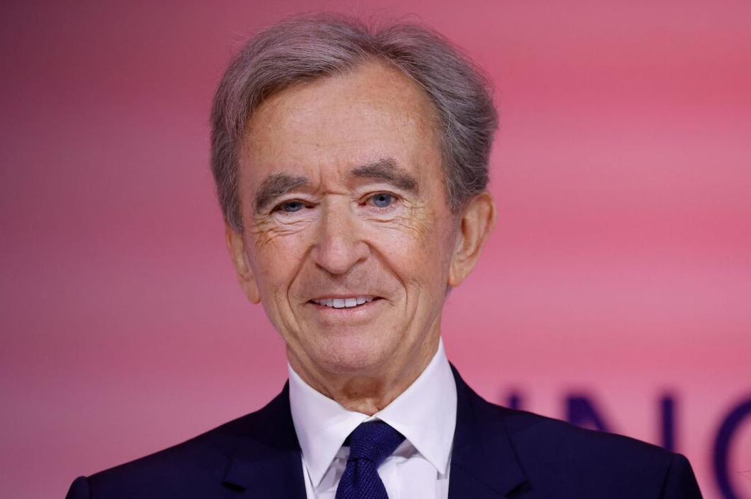 Bernard Arnault é um empresário francês e um dos homens mais ricos do mundo, conhecido por sua liderança na LVMH, o maior conglomerado de artigos de luxo do planeta. Além de comandar marcas icônicas como Louis Vuitton, Christian Dior e Tiffany, ele expandiu sua influência para o setor hoteleiro, tornando-se o hoteleiro mais rico do mundo com mais de 50 hotéis de luxo em 24 países.
