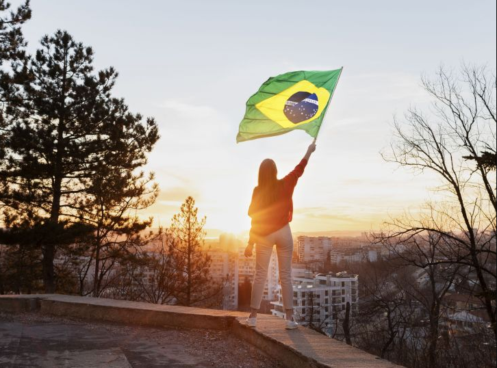 O FMI projeta que, até 2028, o Brasil ultrapassará outras economias emergentes e alcançará a oitava posição no ranking global devido ao seu crescimento sustentado e diversificação econômica. Esse avanço o colocará logo atrás de potências como Estados Unidos, China e Índia, consolidando sua liderança na América Latina.