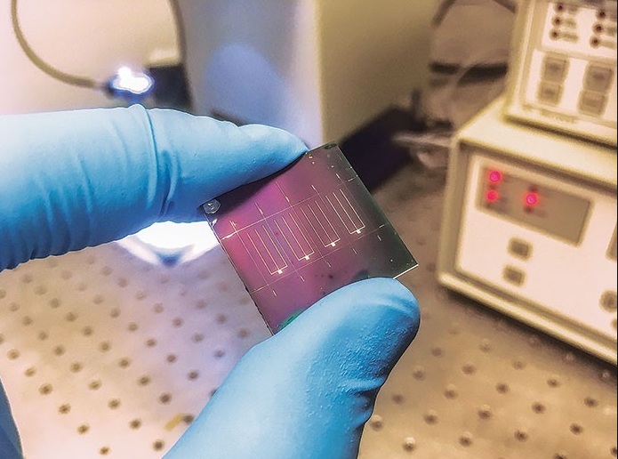 Os painéis solares de kesterita são melhores que os de perovskita porque não contêm chumbo (um material tóxico e poluente) e são mais estáveis, sem degradar rapidamente. A kesterita usa materiais abundantes e baratos, enquanto a perovskita, apesar de alcançar até 40% de eficiência, ainda enfrenta desafios de durabilidade e impacto ambiental.