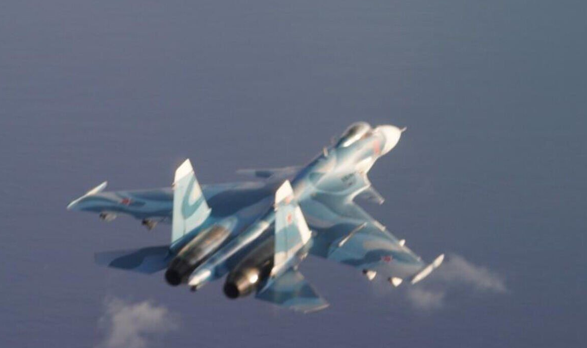 O Flanker-D é um caça russo super ágil e poderoso, feito para combates aéreos intensos e defesa de bombardeiros. Ele consegue atingir altas velocidades, tem grande autonomia de voo e é equipado com mísseis de longo alcance.