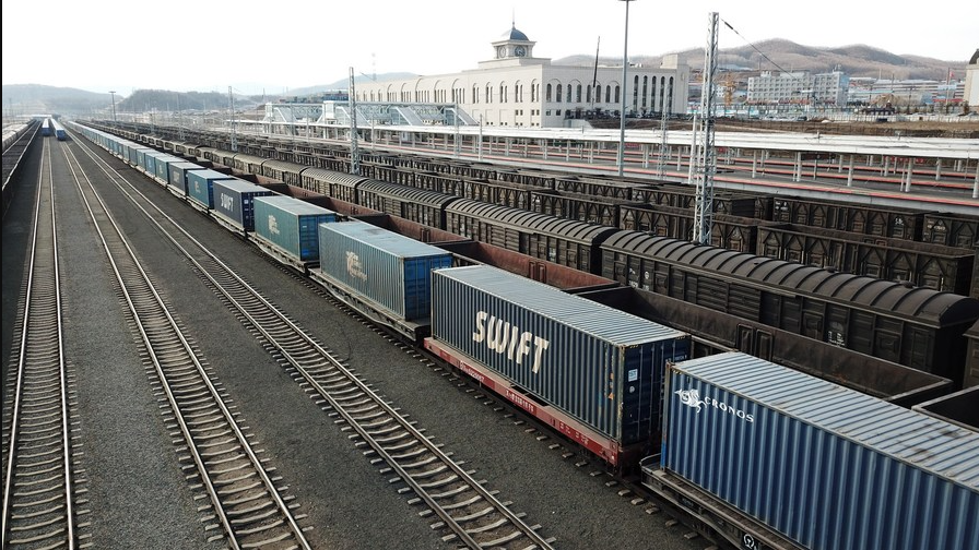 A China usa ferrovia porque é um meio de transporte rápido e eficiente para movimentar mercadorias em um país gigantesco. Além de reduzir custos logísticos e fortalece o comércio internacional, conectando suas indústrias a mercados na Europa e Ásia.