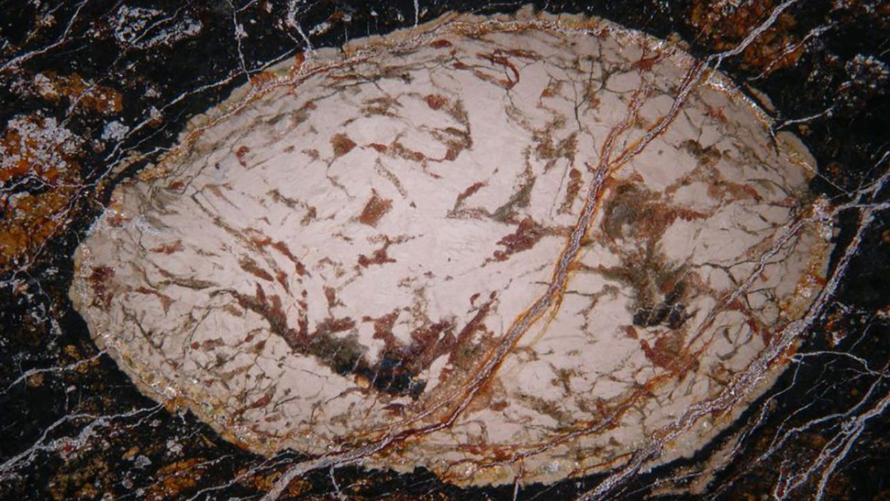 Conheça o Krotite, um mineral raro e antigo, descoberto por cientistas, que pode mudar a compreensão da formação do universo.