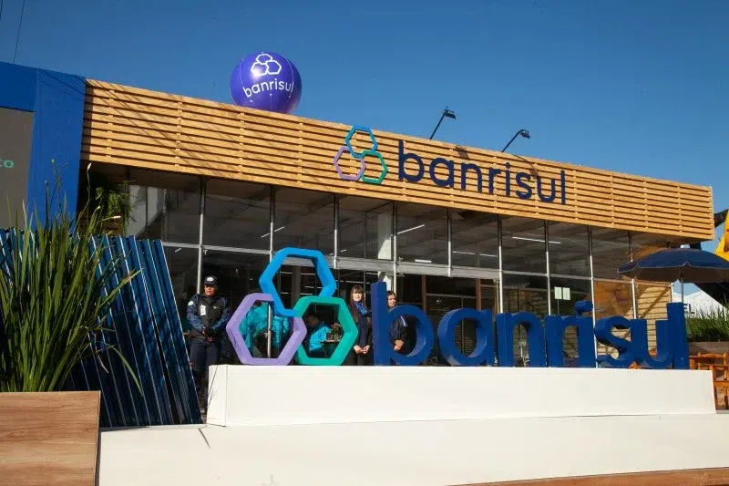 Fachada do Banrisul com logotipo e estrutura moderna, destacando a presença do banco no cenário financeiro e corporativo do Brasil. Imagem: Divulgação Banrisul