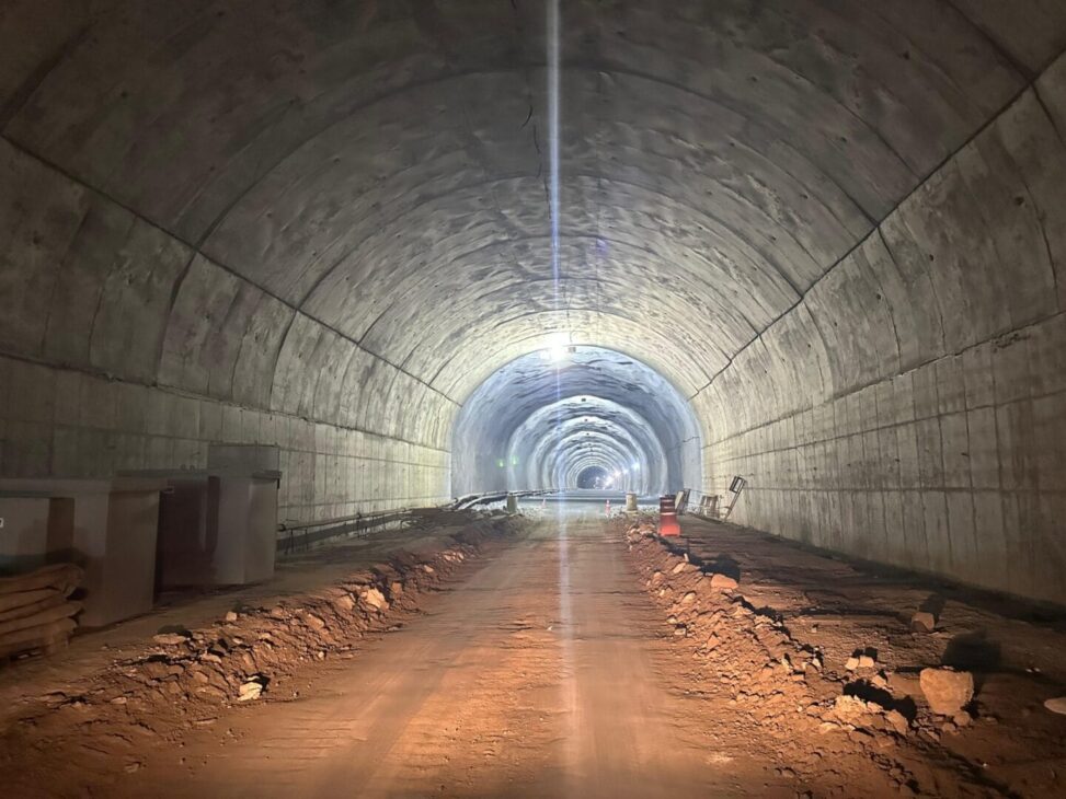 Megaobra na BR-280: túnel duplo de 1 km e investimentos de R$ 1 bilhão transformam rodovia em SC, com 70% do projeto já concluído!