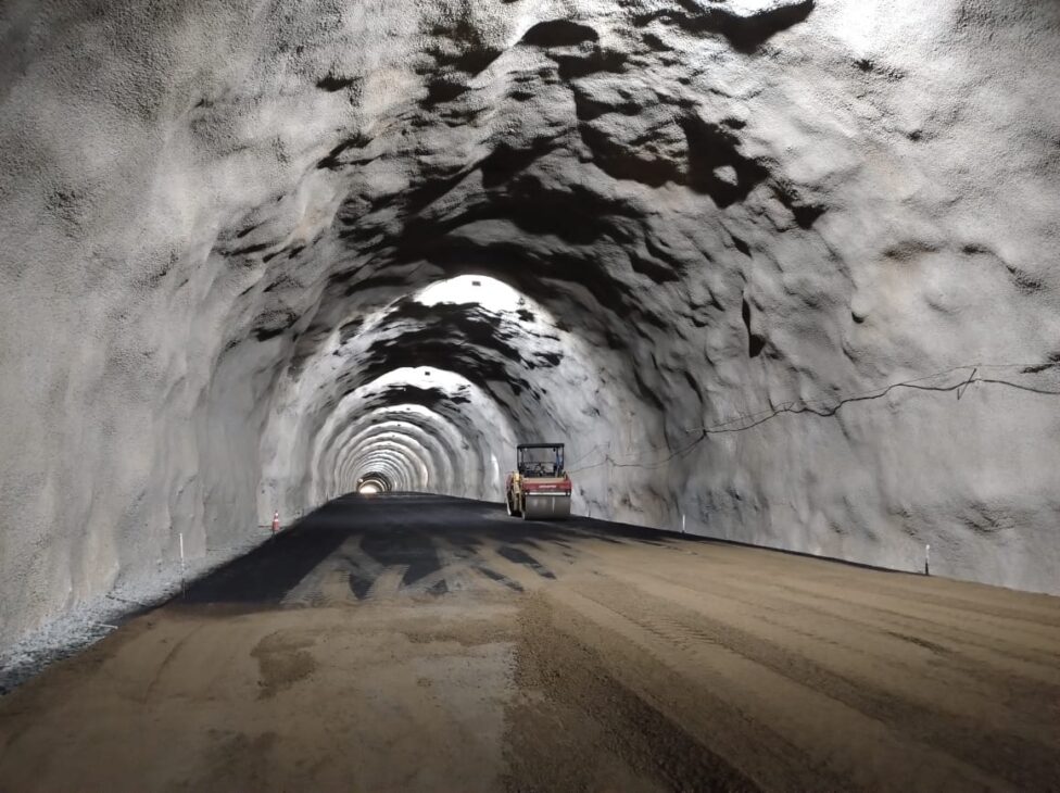 Megaobra na BR-280: túnel duplo de 1 km e investimentos de R$ 1 bilhão transformam rodovia em SC, com 70% do projeto já concluído!