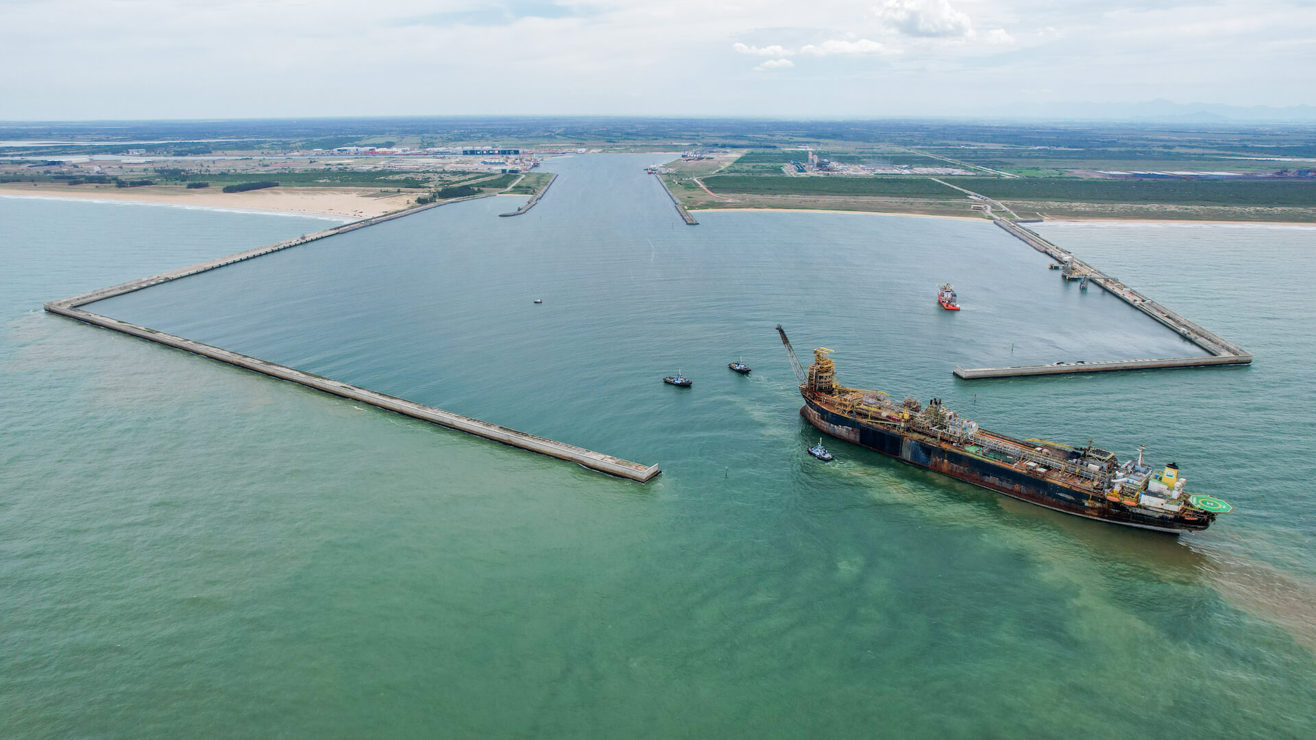 Vista aérea do Porto do Açu, infraestrutura estratégica para projetos de amônia verde e hidrogênio sustentável no Brasil. Imagem - Porto do Açu/ Divulgação